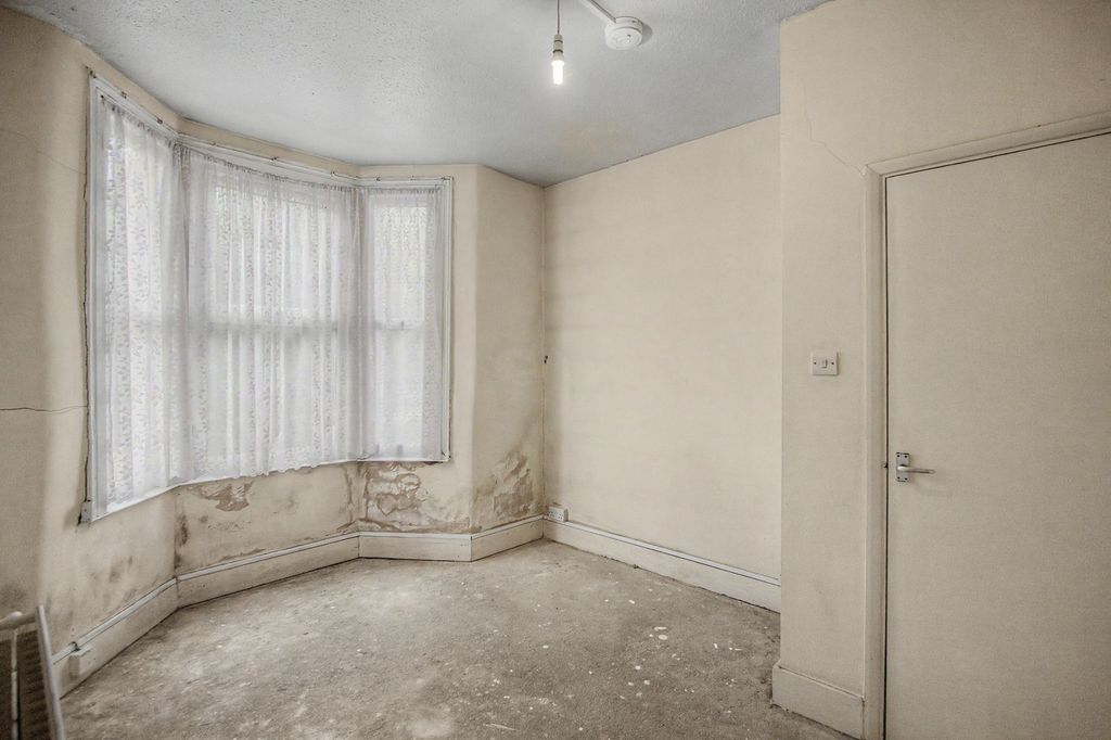 Property photo 3 of 11 Ground Floor Flat, 53 Carnarvon Road, Leyton, E10 6Dw