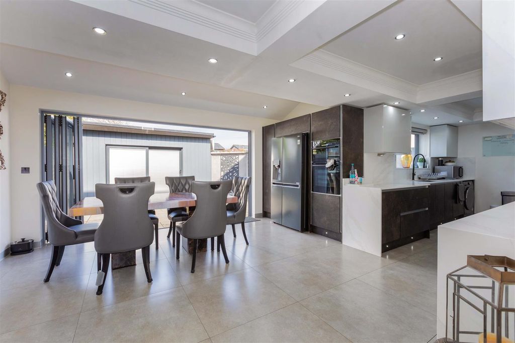 Property photo 2 of 24 174 L Cippenham Lane-12.Jpg