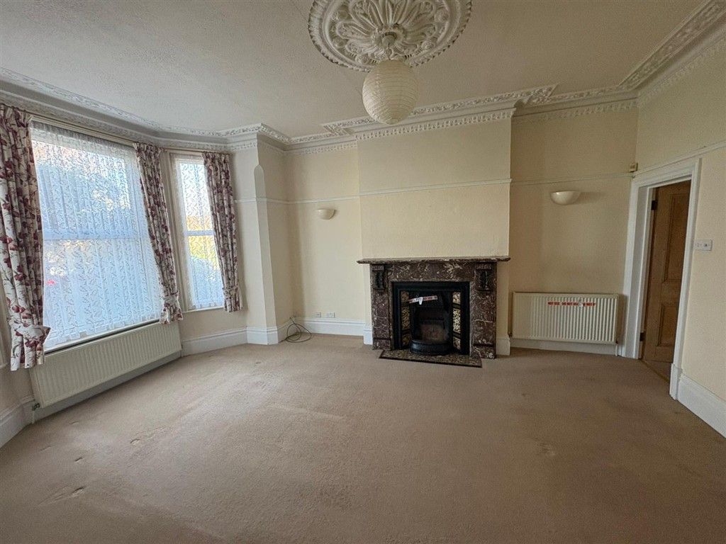 Property photo 2 of 12 Lounge