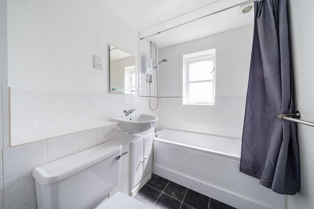 Property photo 3 of 10 Bathroom