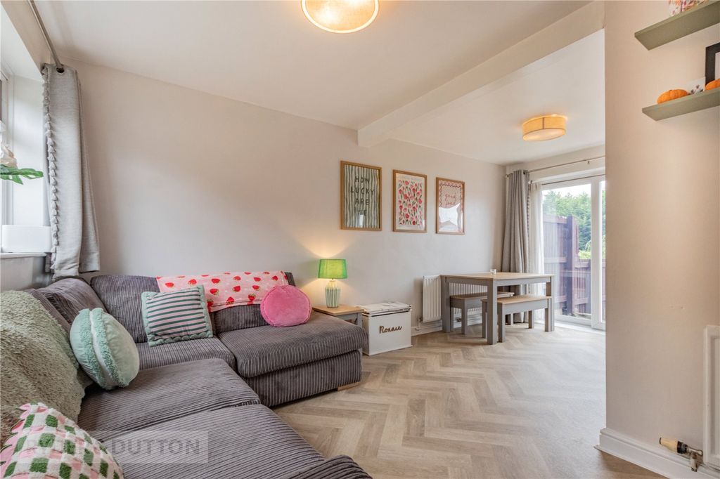 Property photo 3 of 17 Lounge