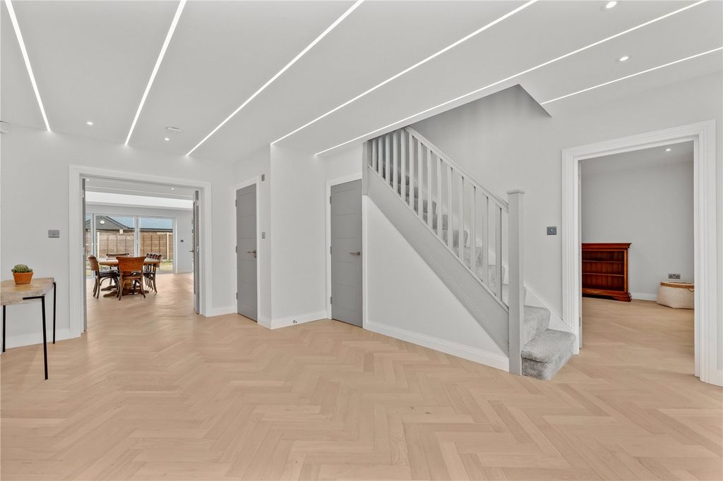 Property photo 2 of 19 Entrance Hall