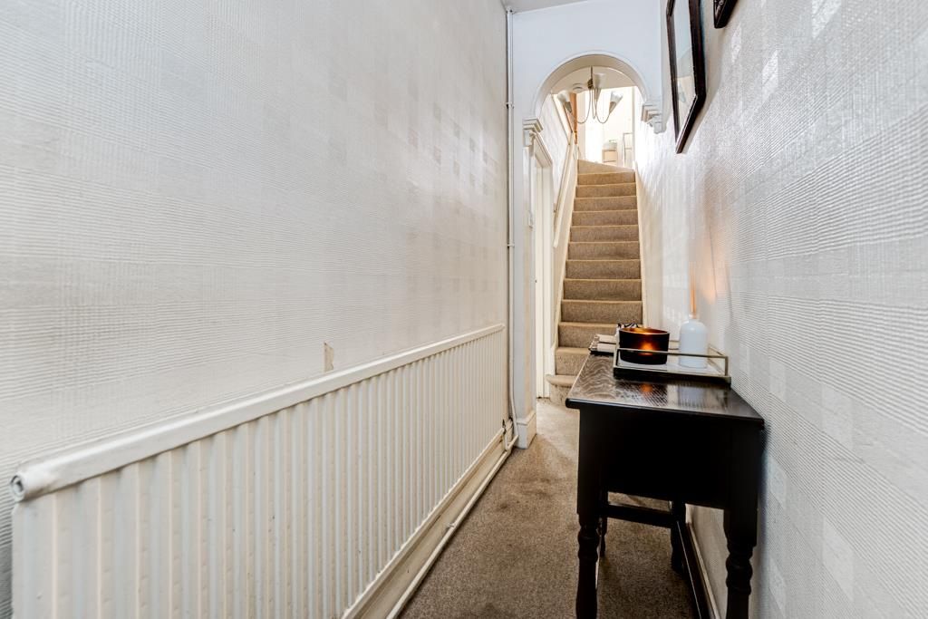 Property photo 2 of 27 8 Crispin Street, Rothwell-9.Jpg