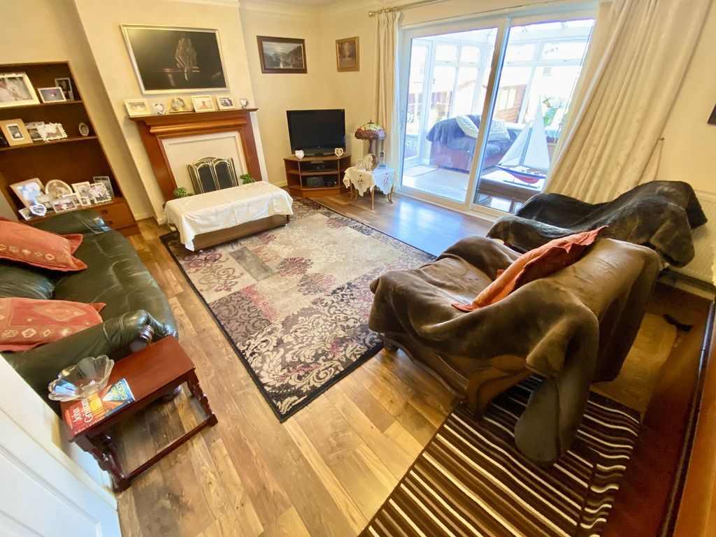 Property photo 2 of 16 Lounge