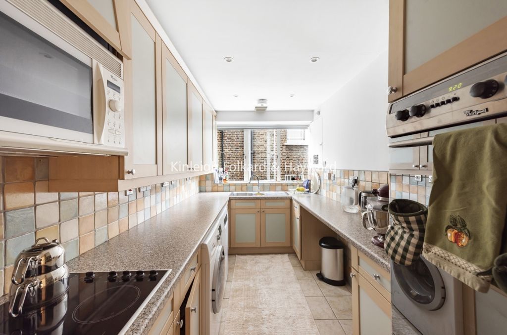 Property photo 2 of 9 Kitchen