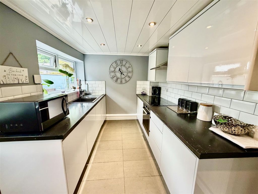 Property photo 3 of 15 Kitchen