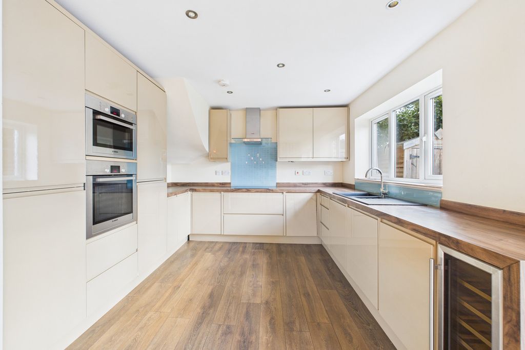 Property photo 3 of 28