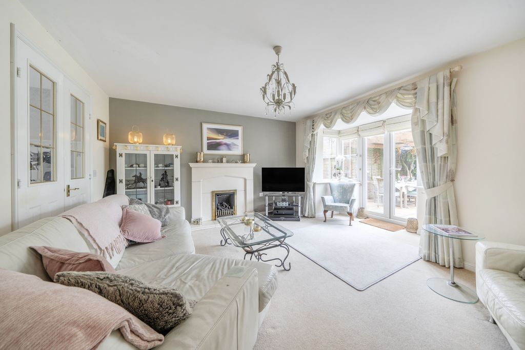 Property photo 3 of 28 Lounge