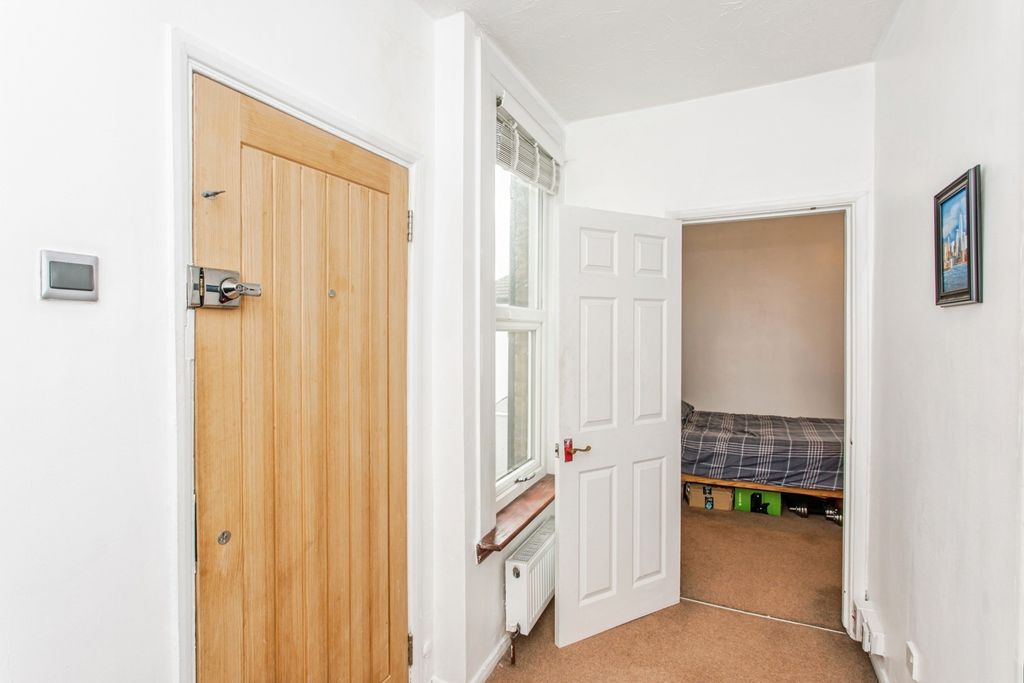 Property photo 2 of 17 Entrance Hall