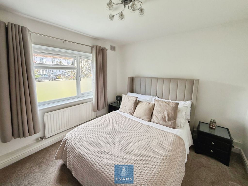 Property photo 2 of 10 Bedroom