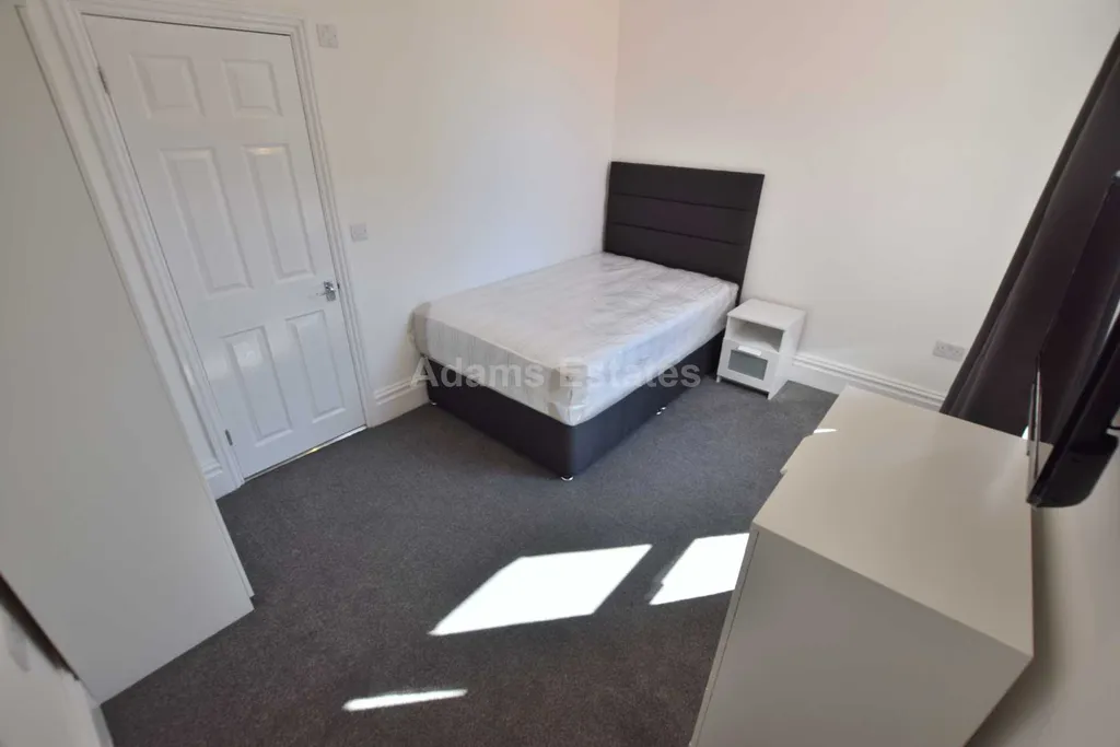 Room 4, Wokingham Road, Reading RG6 - View 6