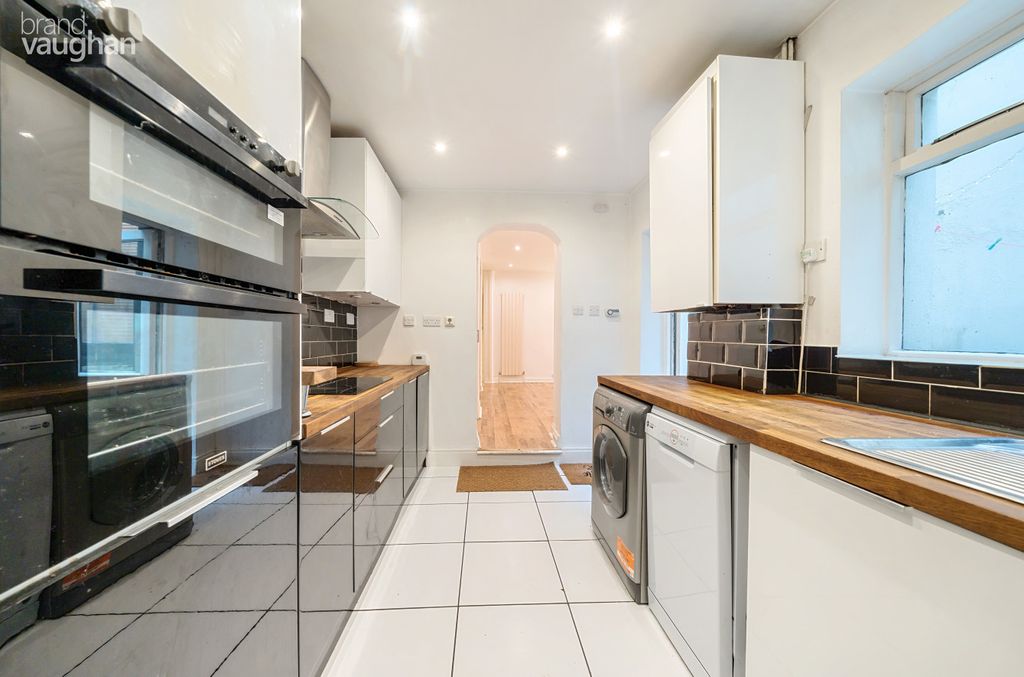 Property photo 2 of 8 Kitchen