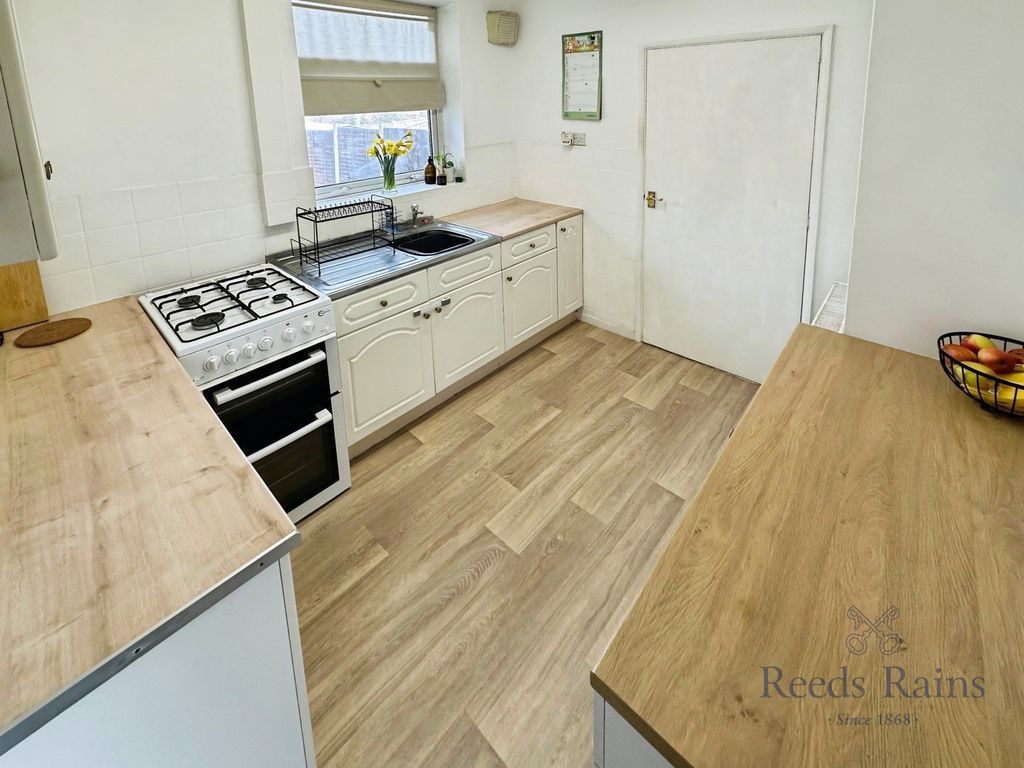 Property photo 3 of 14 Kitchen