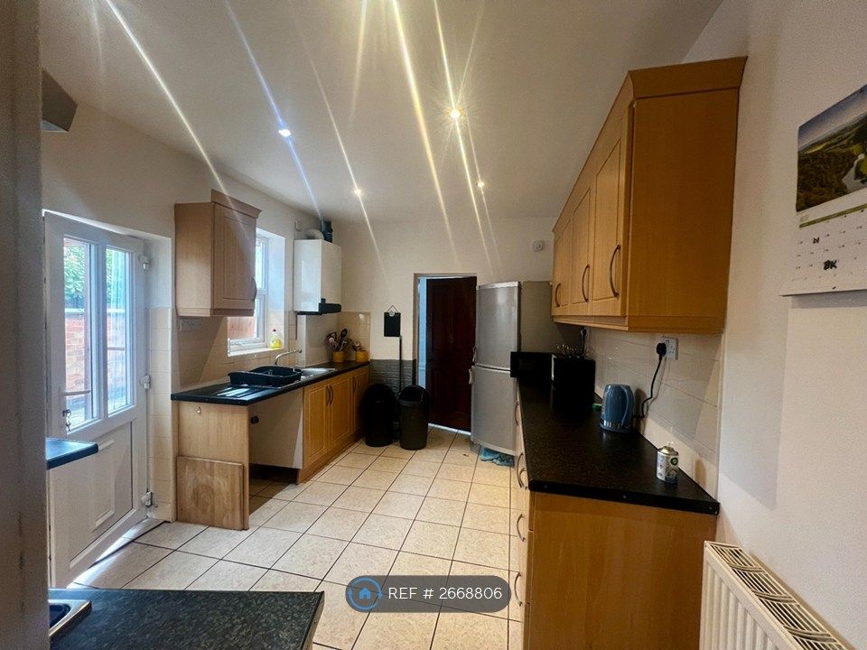 Property photo 1 of 10 Kitchen