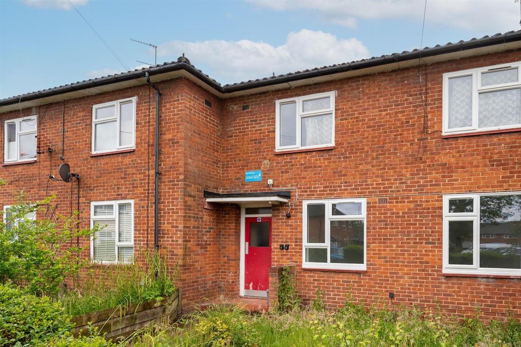 Property photo 1 of 9 Ely Gardens
