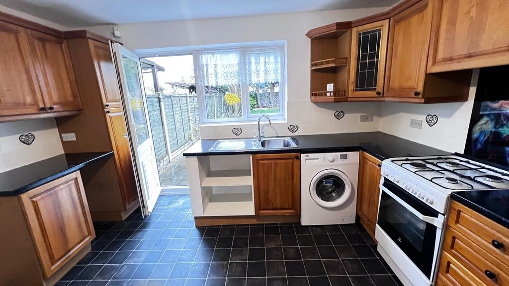 Property photo 1 of 7 2 Bed Semi-Detached House To Rent Burns Place, Tilbury Rm18
