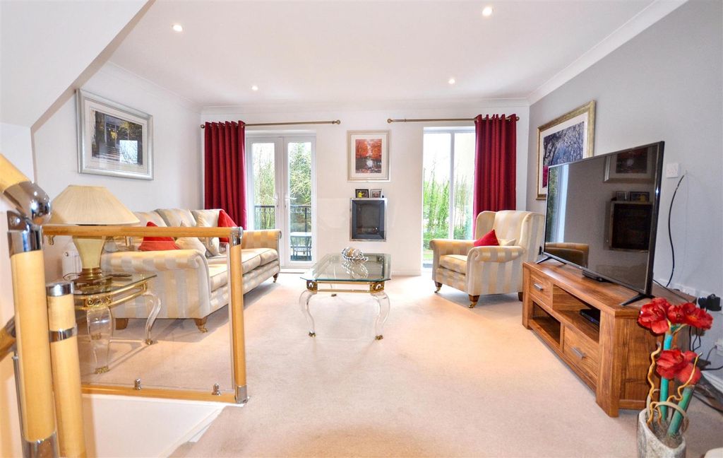 Property photo 3 of 16 Lounge