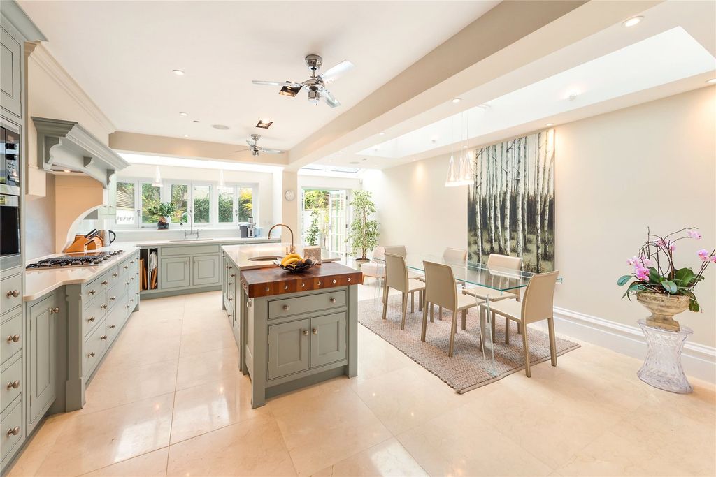 Property photo 3 of 11 Kitchen