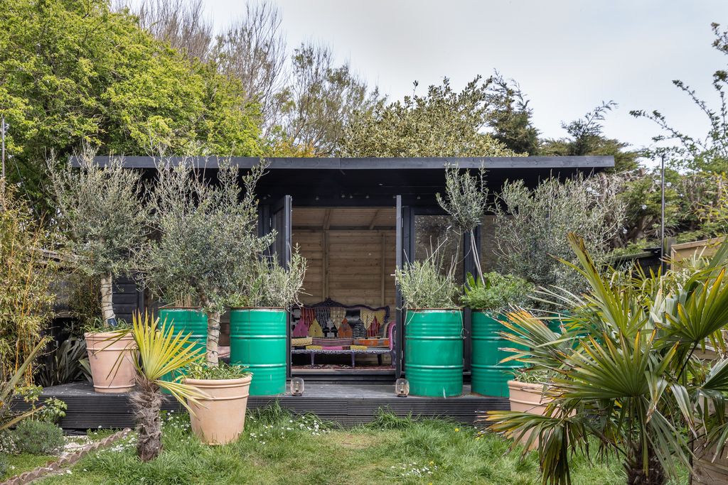 Property photo 3 of 18 111368 - Denham Way_The Modern House (38).Jpg