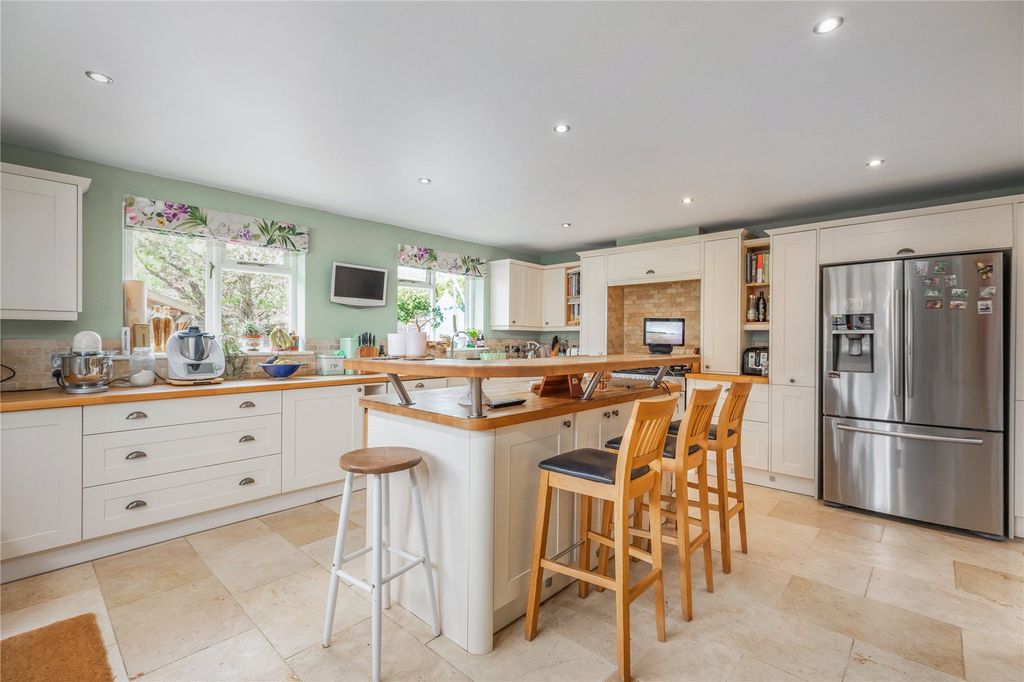 Property photo 3 of 17 Kitchen