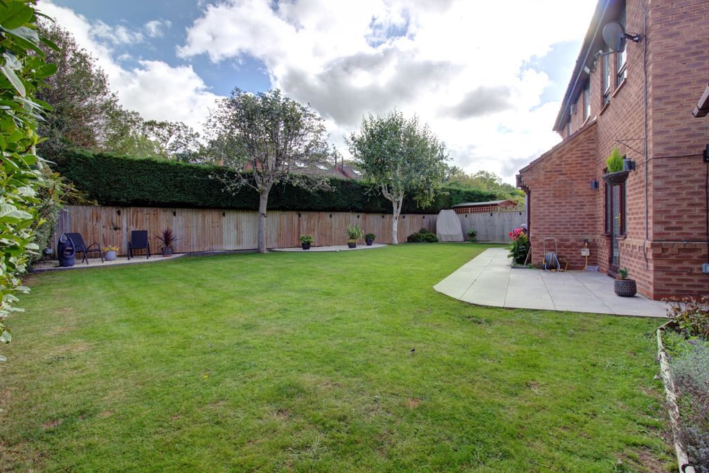 Property photo 2 of 15 Wilson Grove Garden - Matt Clinton Ewemove Kenilwo