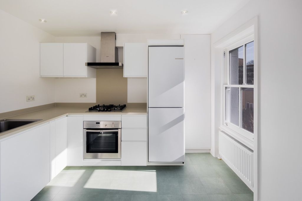 Property photo 3 of 19 Kitchen
