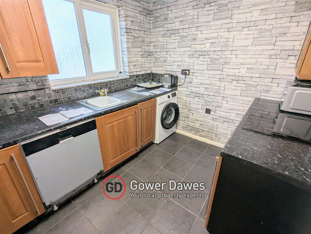 Property photo 2 of 7 Kitchen