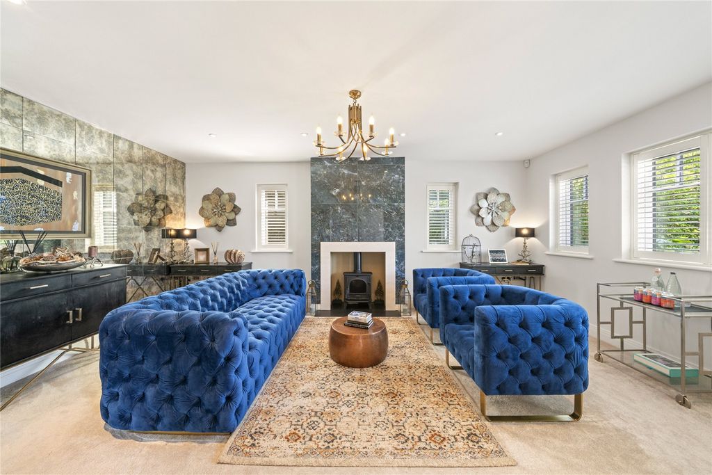 Property photo 3 of 12 Stylish Living Room