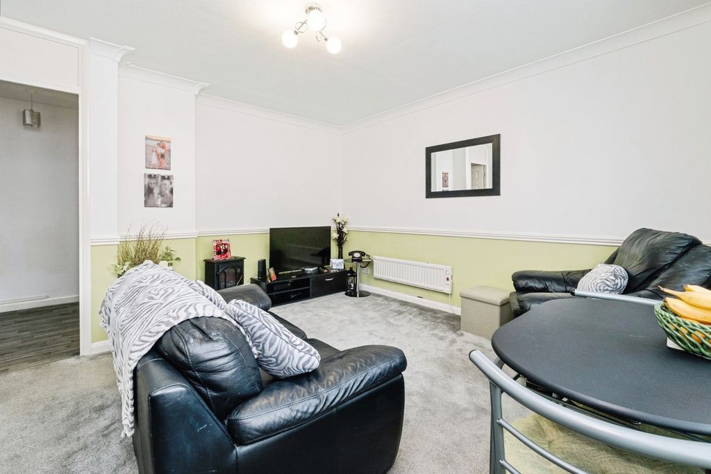 Property photo 3 of 17 Lounge