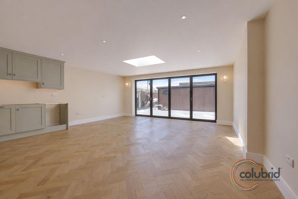 Additional image 9 of 6 bed semi-detached house for saleCrawford Avenue, Grays RM16