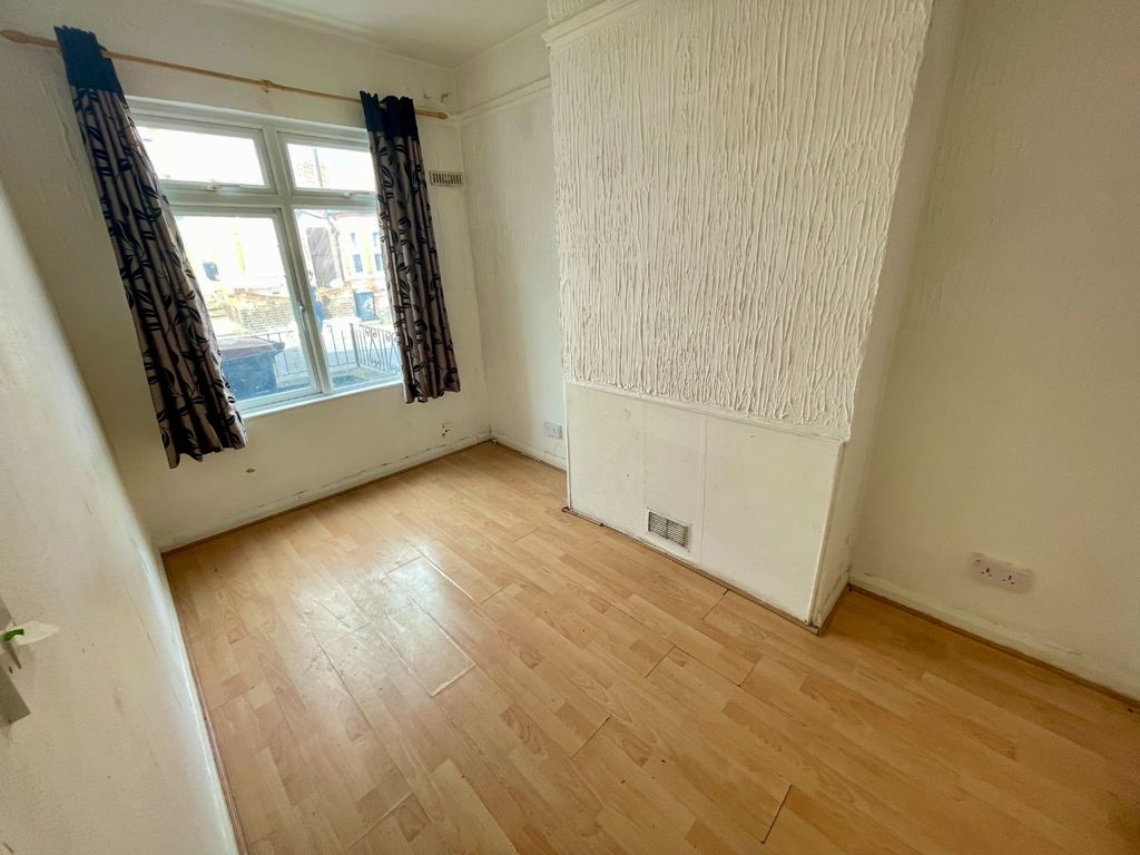 Property photo 2 of 10 4187493