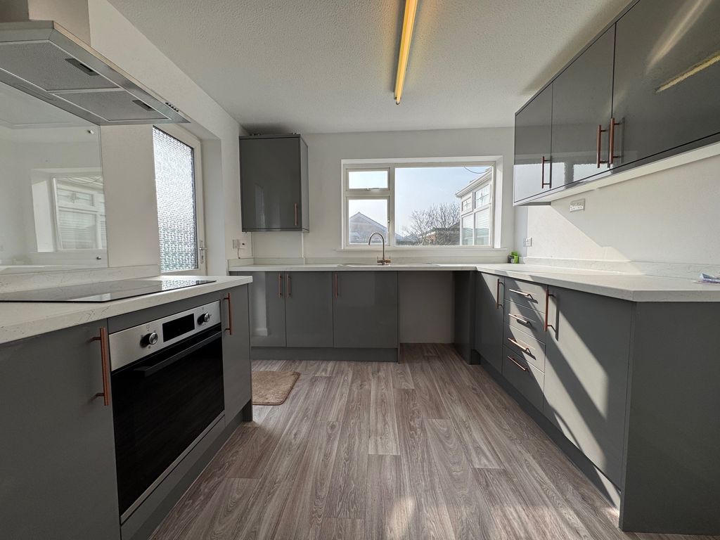 Property photo 2 of 12 Kitchen