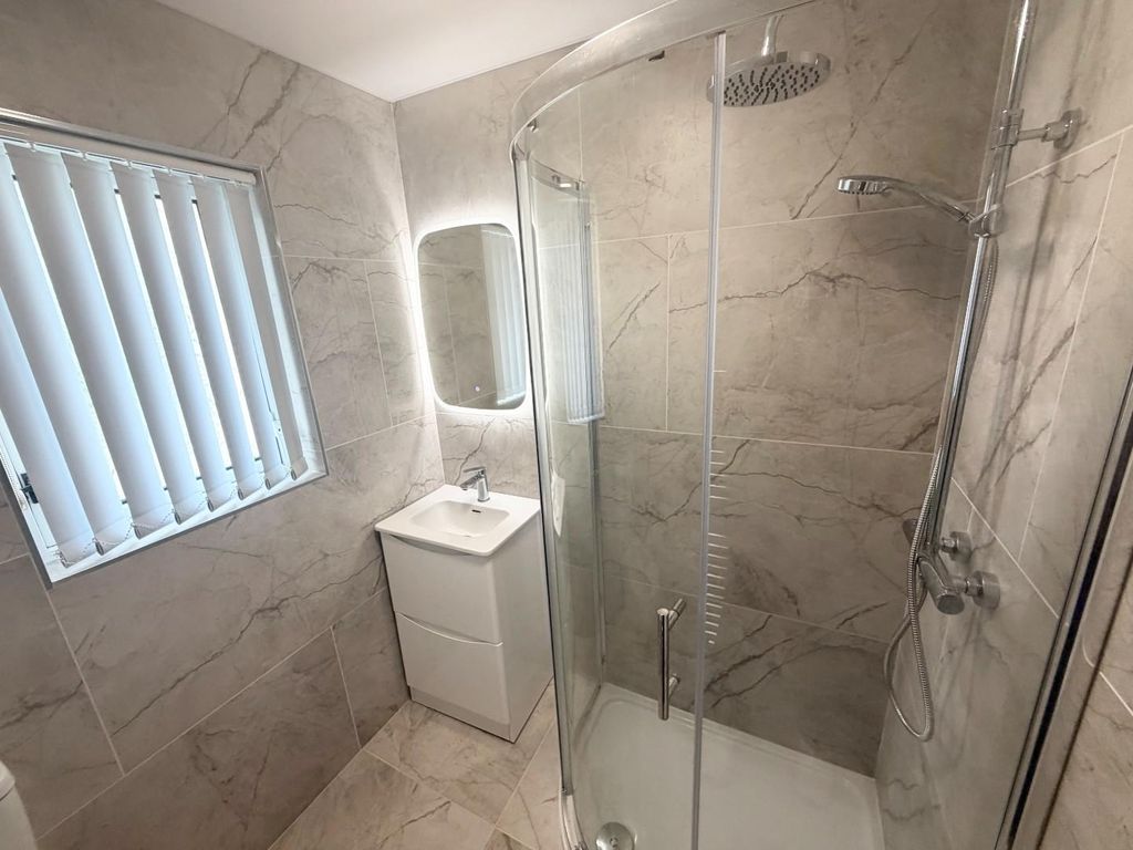 Property photo 3 of 17 Bathroom