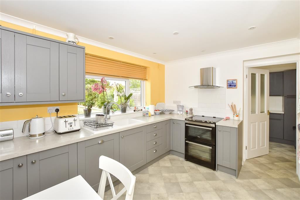 Property photo 3 of 11 Kitchen