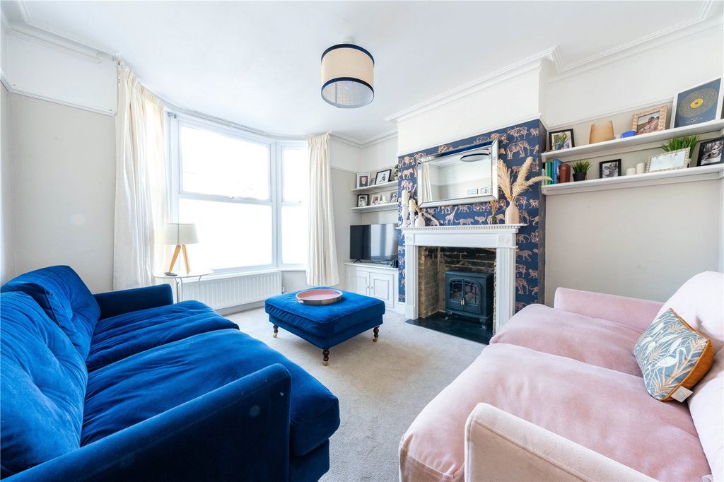 Property photo 3 of 22 Lounge