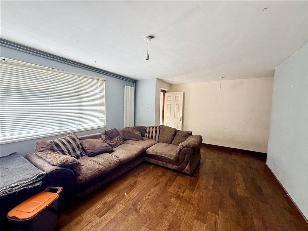 Property photo 3 of 11 Lounge