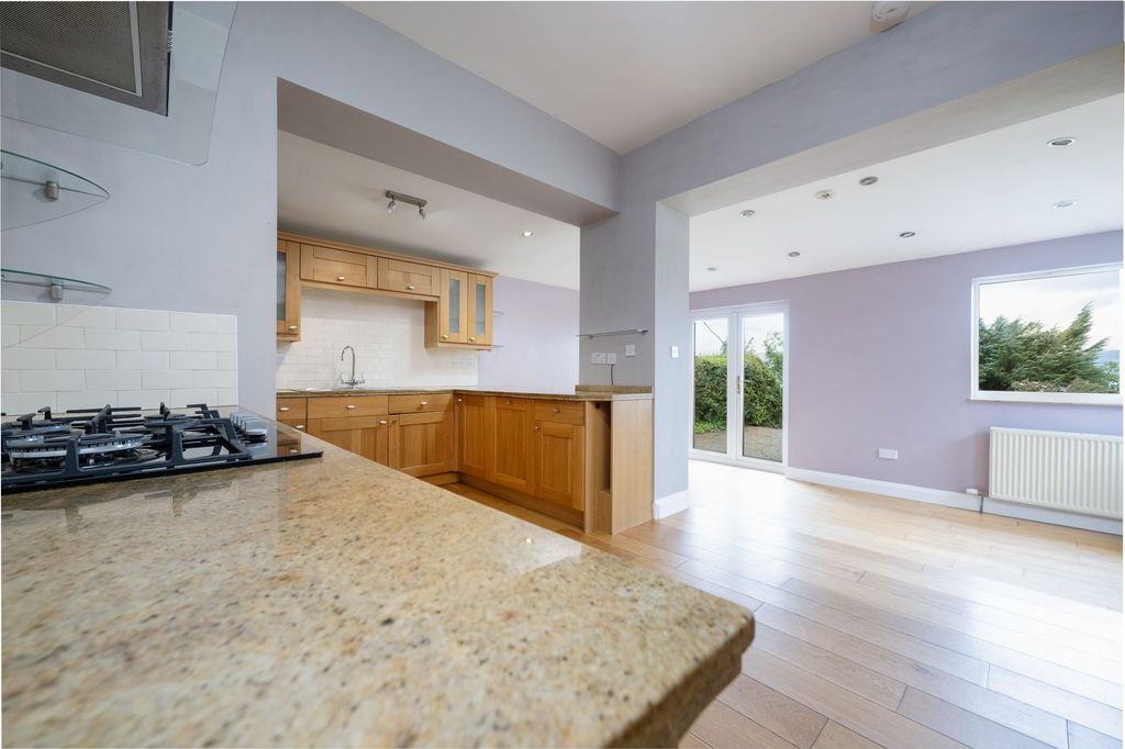 Property photo 3 of 32