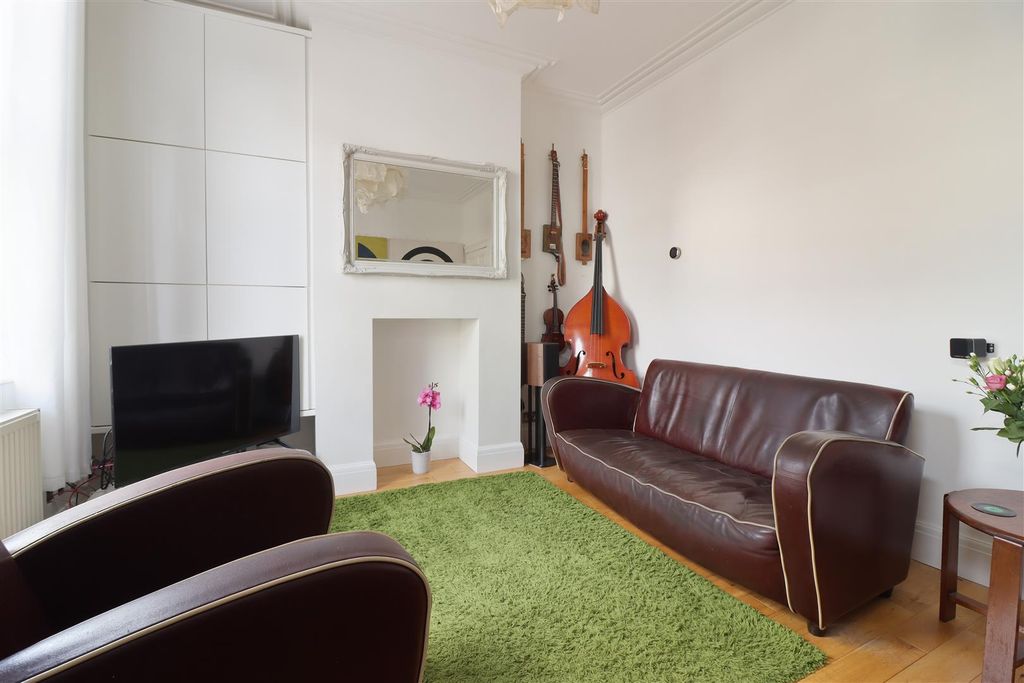 Property photo 3 of 24 Lounge