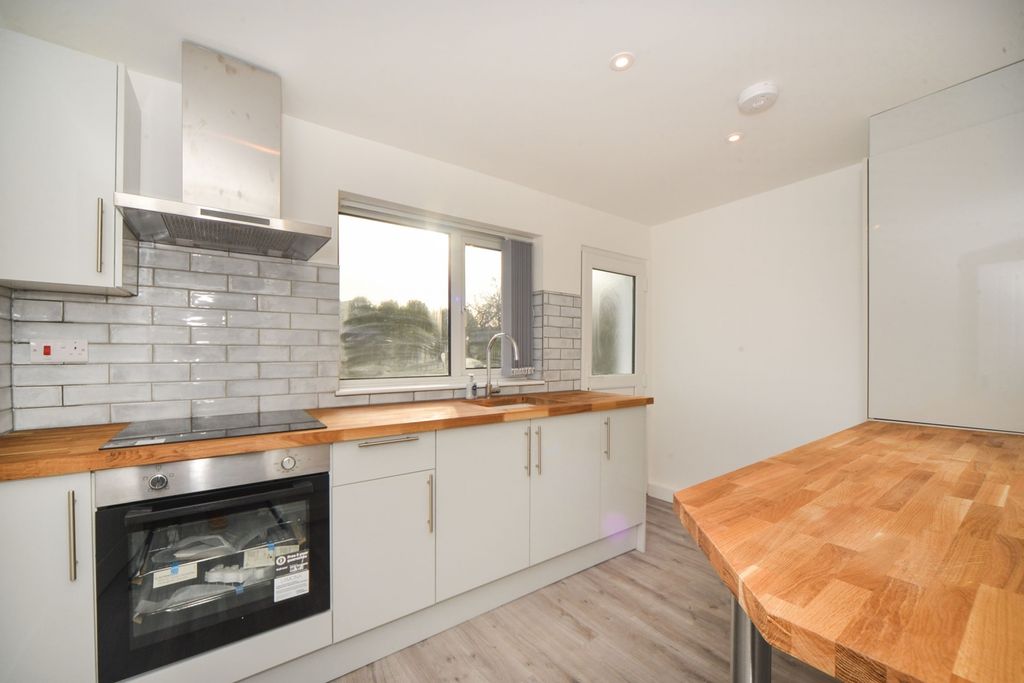 Property photo 2 of 10 Kitchen