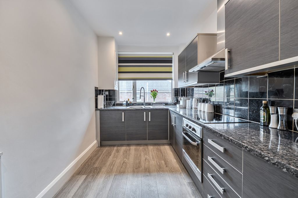 Property photo 3 of 14 1446185-8-69De5F2...