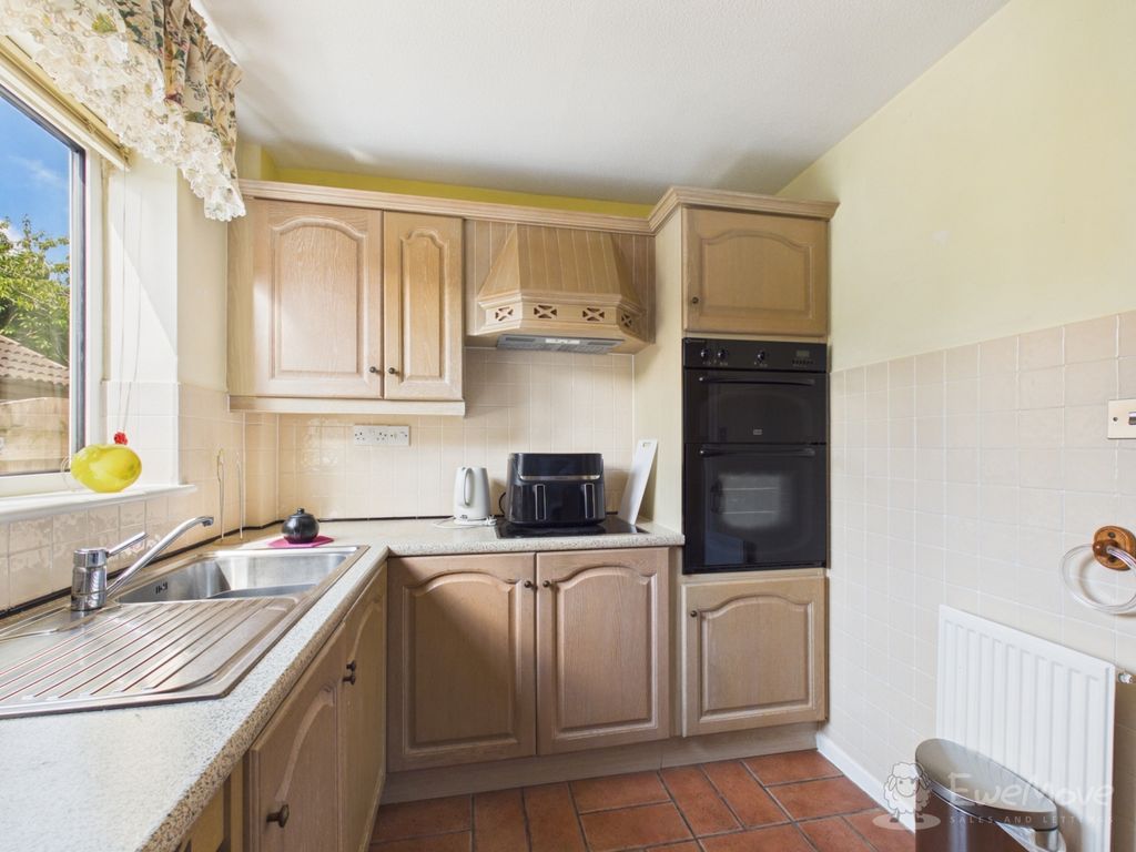 Property photo 3 of 13 Kitchen