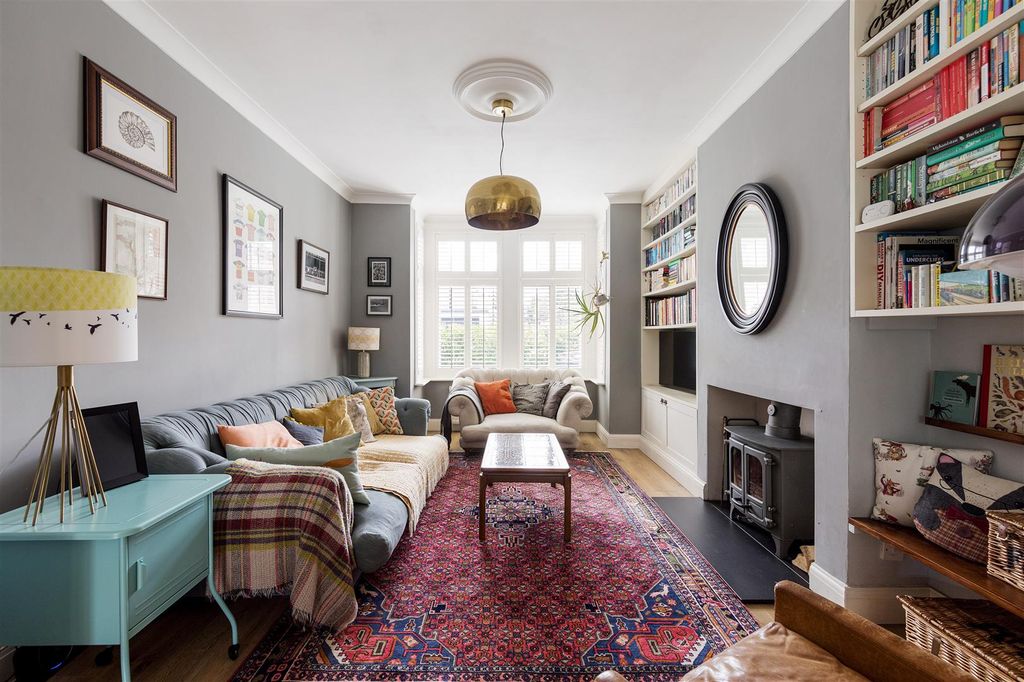 Property photo 2 of 28 Peterborough Road, E10