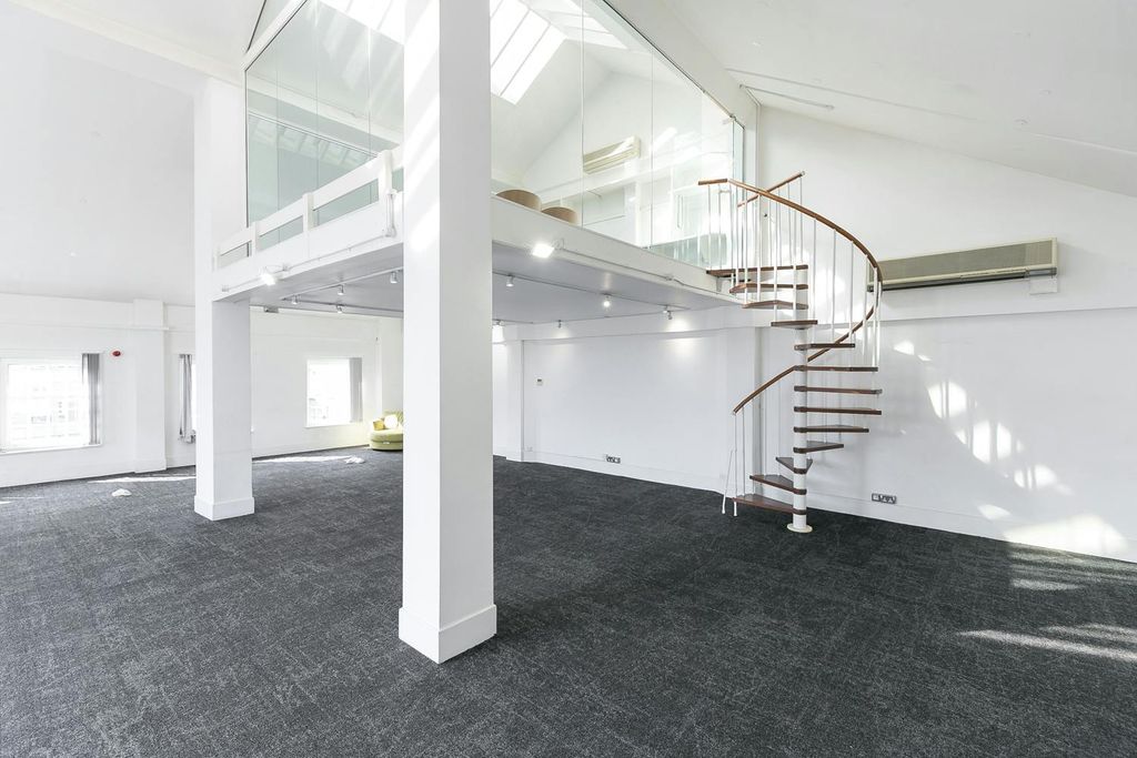 Property photo 2 of 21 12Chapelplacerivingtonstreetshoreditchec2A3Qbthirdinternal2.Jpg