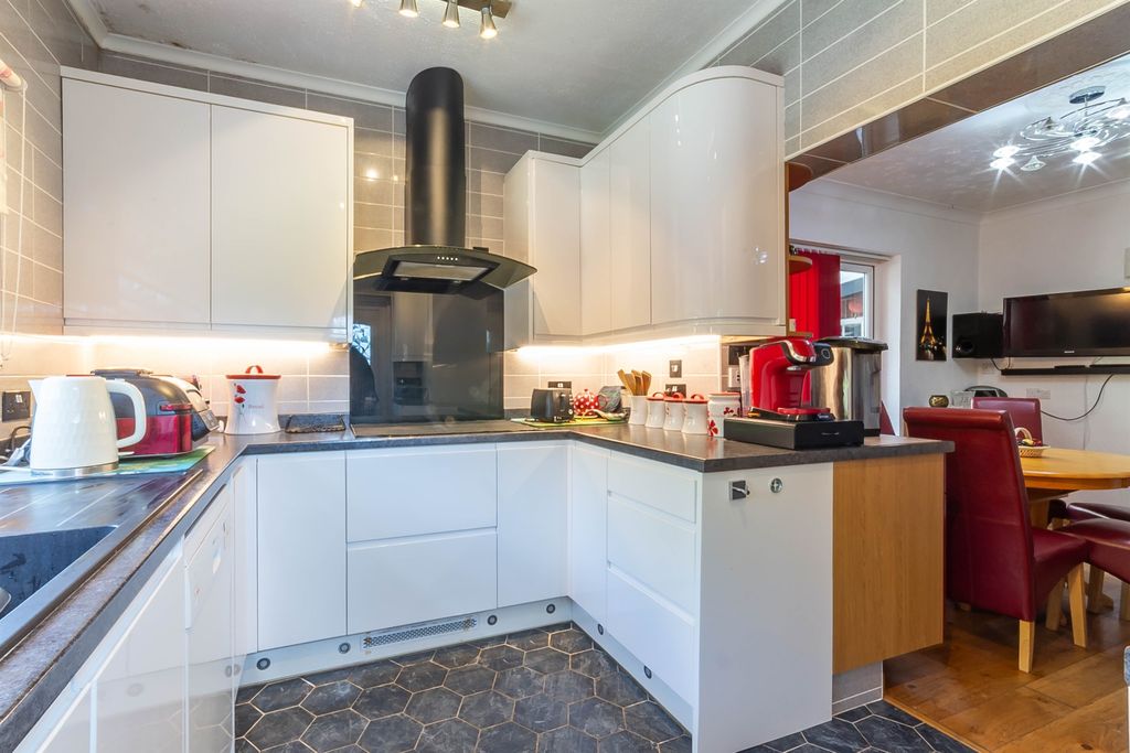 Property photo 3 of 20 Kitchen