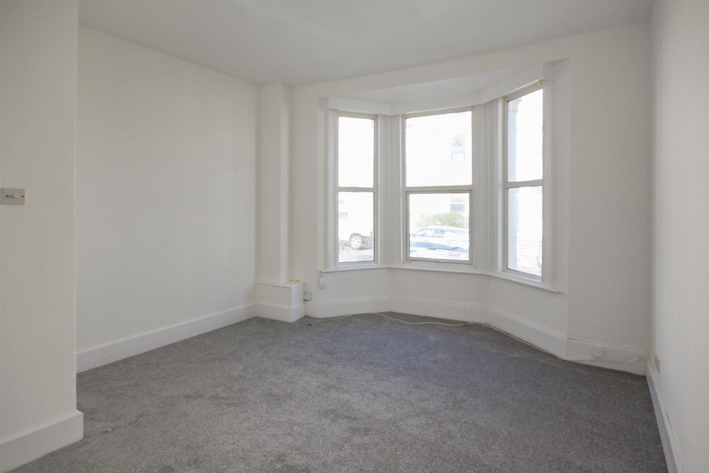 Property photo 2 of 6 Living Room