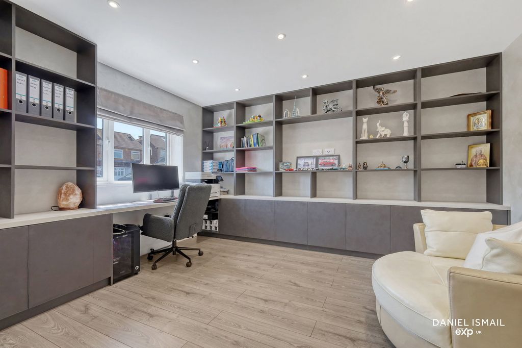 Property photo 3 of 36