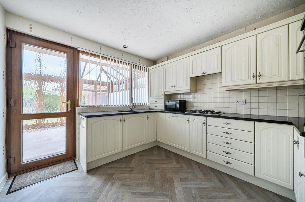 Property photo 2 of 18 Clifton Gardens 8 (10).Jpg