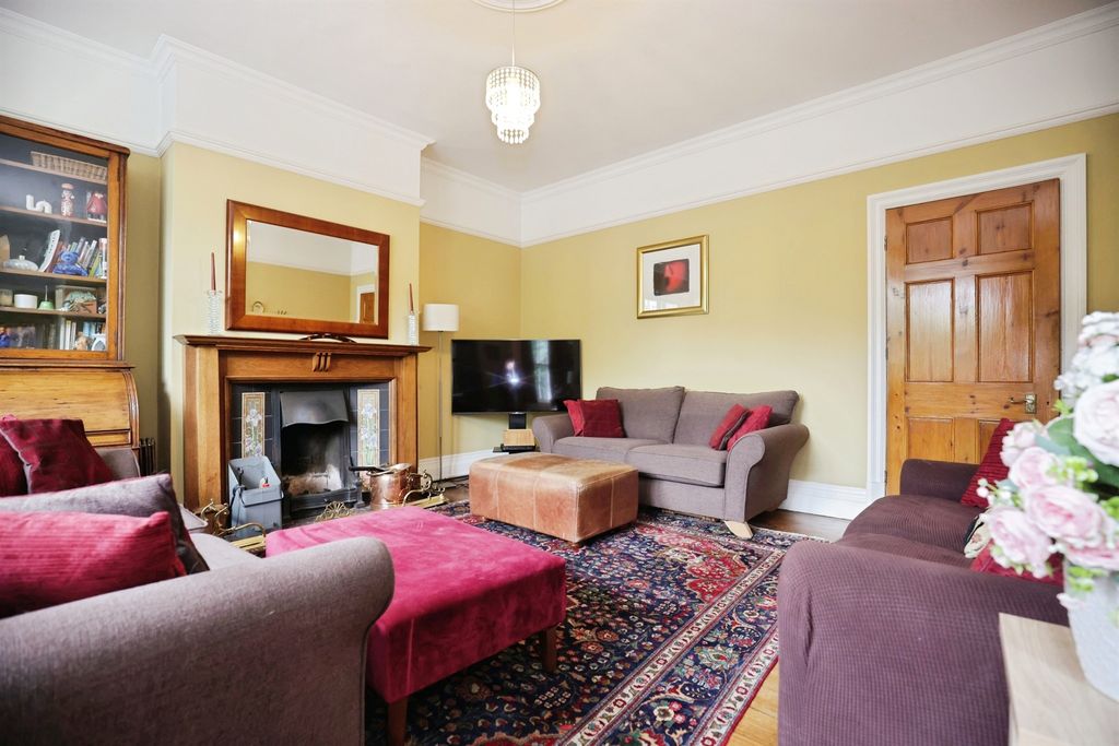 Property photo 3 of 28