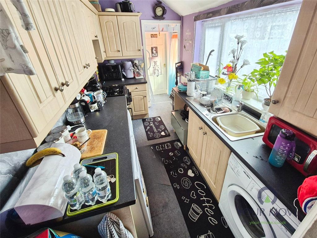 Property photo 2 of 7 Kitchen