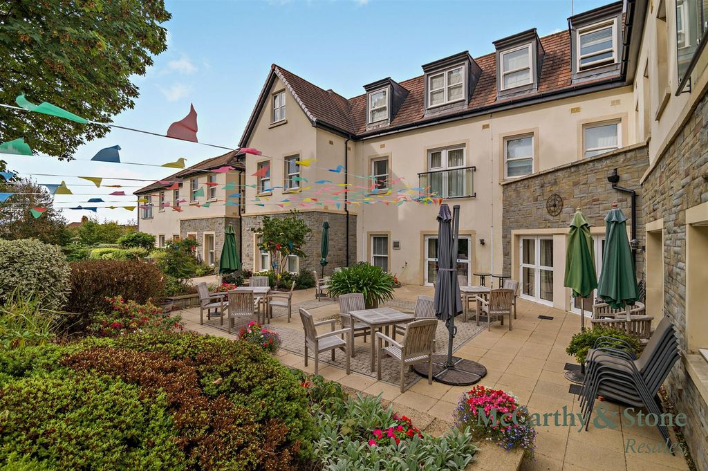 Property photo 1 of 15 Communal Gardens